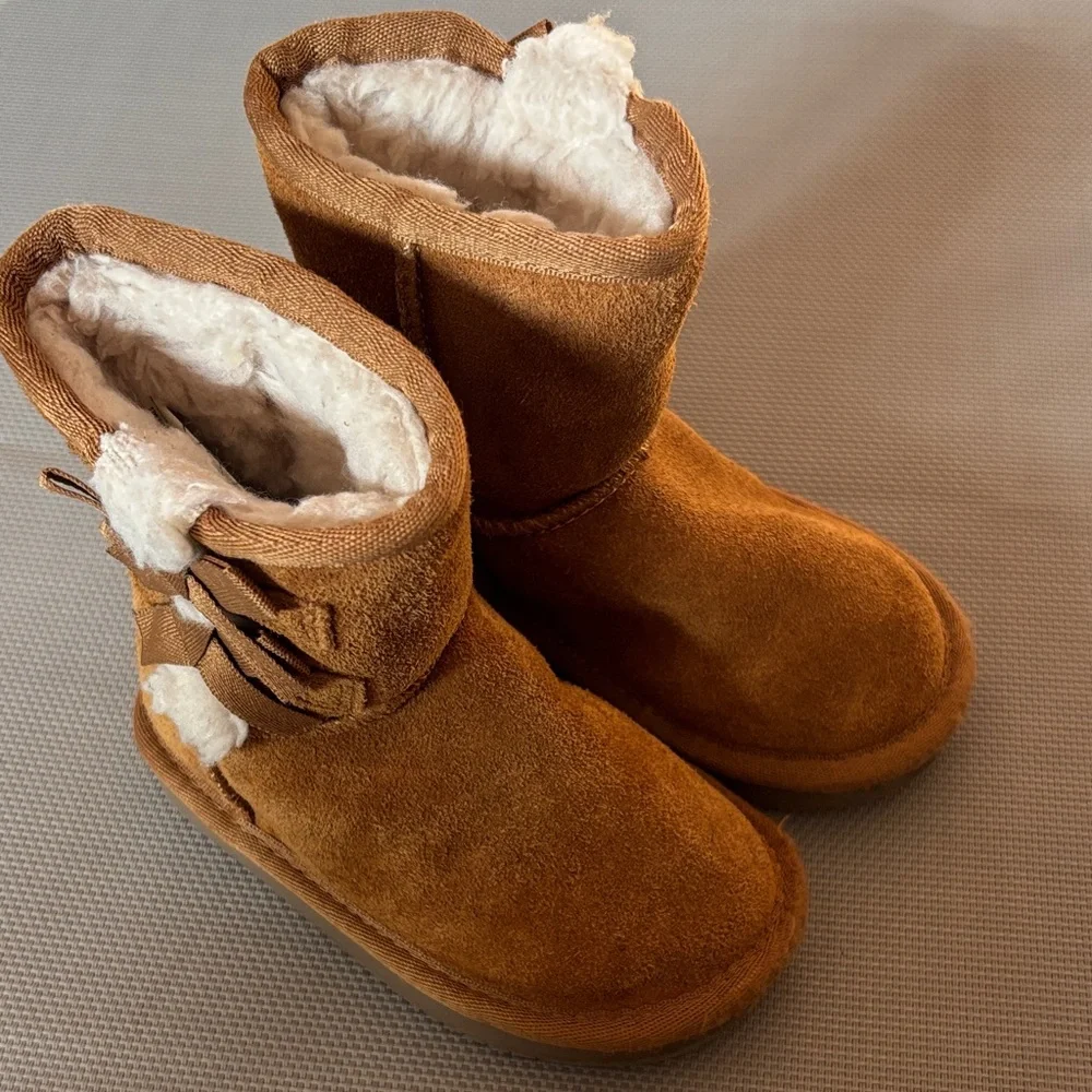 Koolaburra Tan Suede shearling Boots with Bow Accent toddler 7